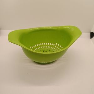 Set of 3 green oval-shaped nesting colanders